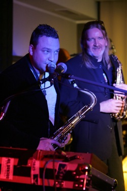 Denis Paškevičs un viņa saksofona skolotājs Villu Veski kopā uz skatuves